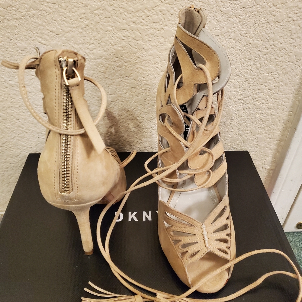 Alice & Olivia tan heels